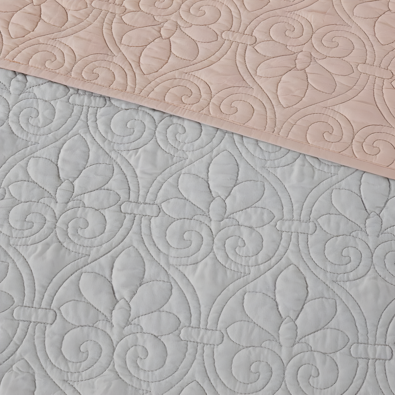 Quebec Reversible Quilt Set