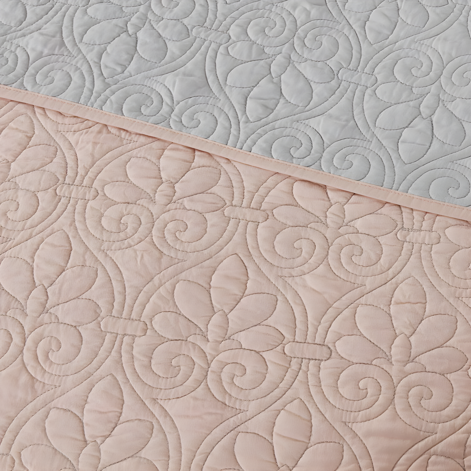 Quebec Reversible Quilt Set