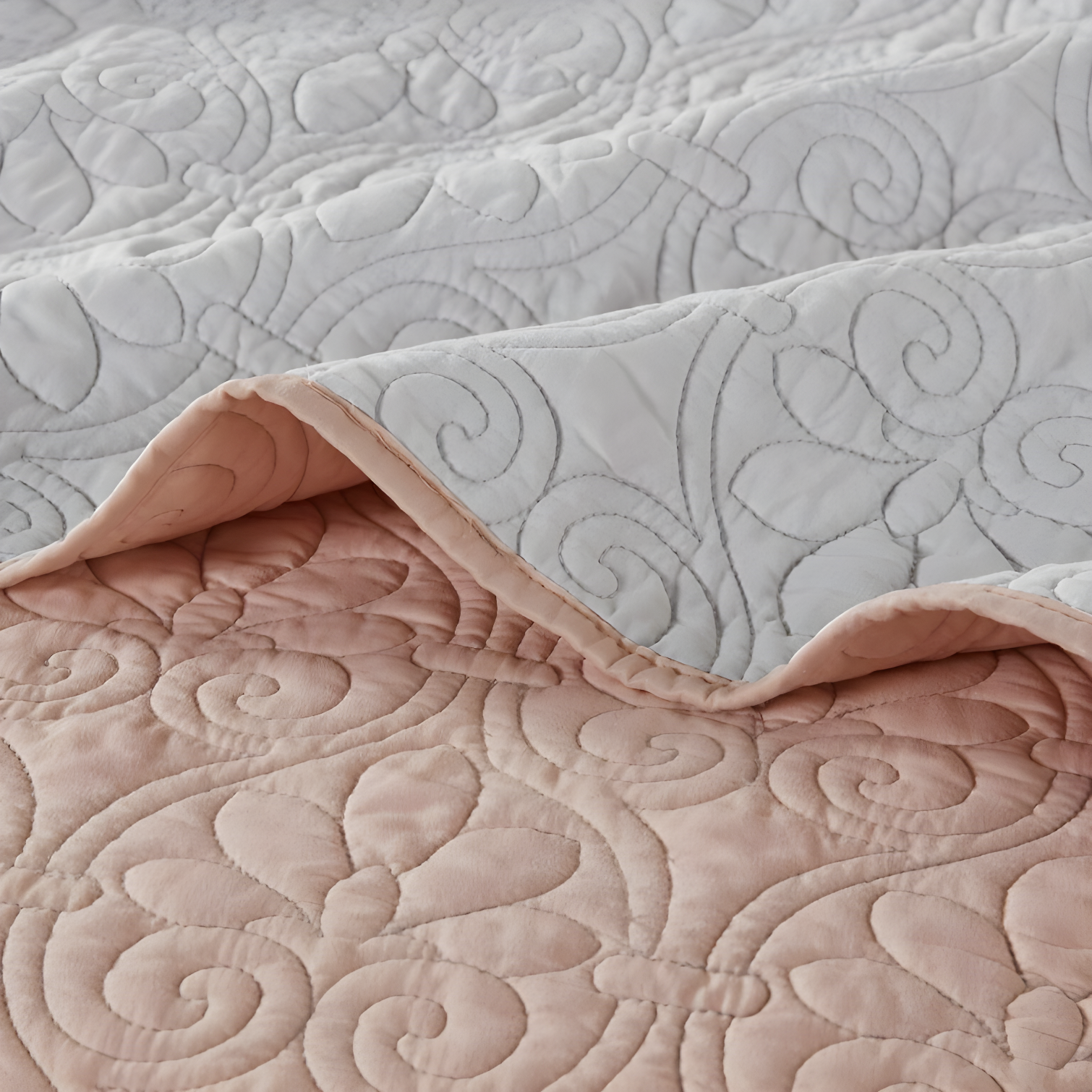 Quebec Reversible Quilt Set