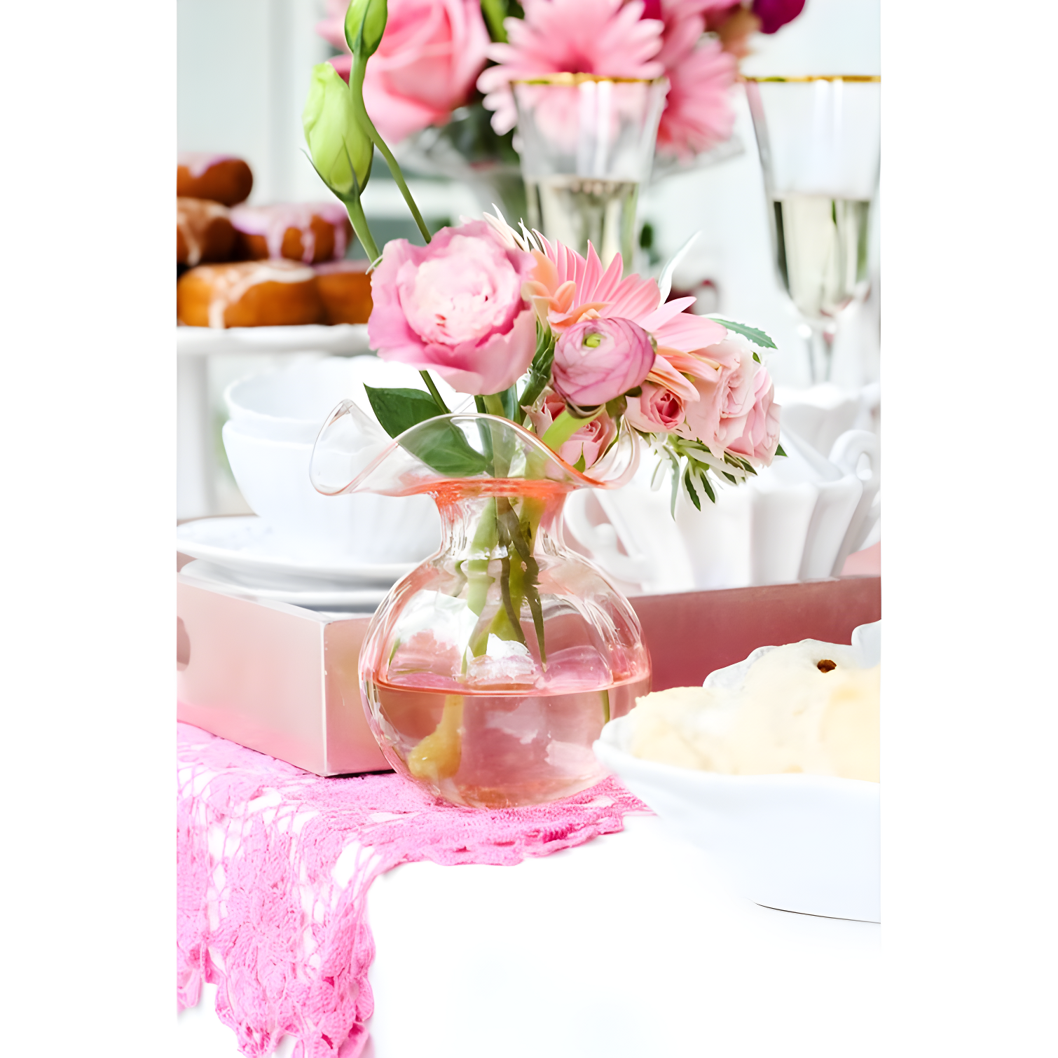 VIETRI Hibiscus Handmade Glass Table Vase