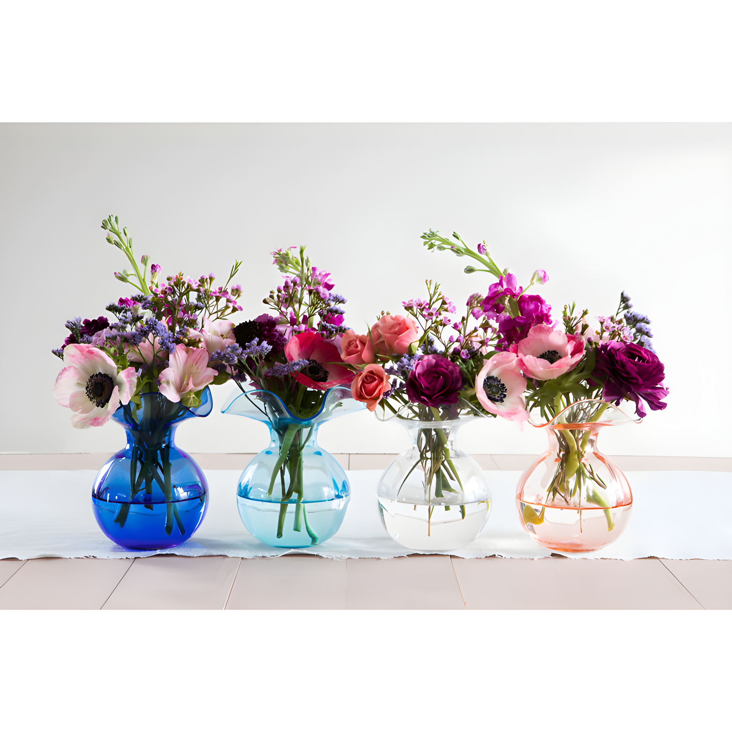 VIETRI Hibiscus Handmade Glass Table Vase