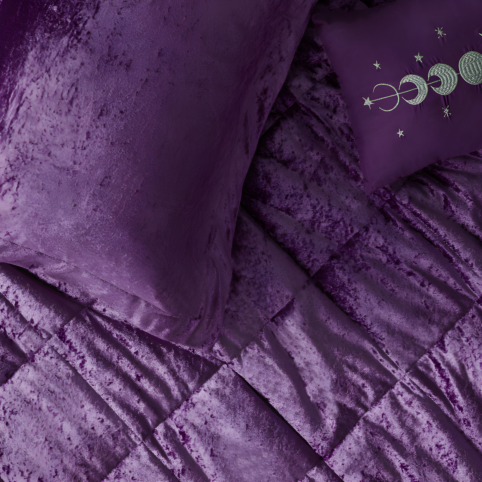 Intelligent Design Felicia Crushed Velvet Comforter Set with Throw Pillow