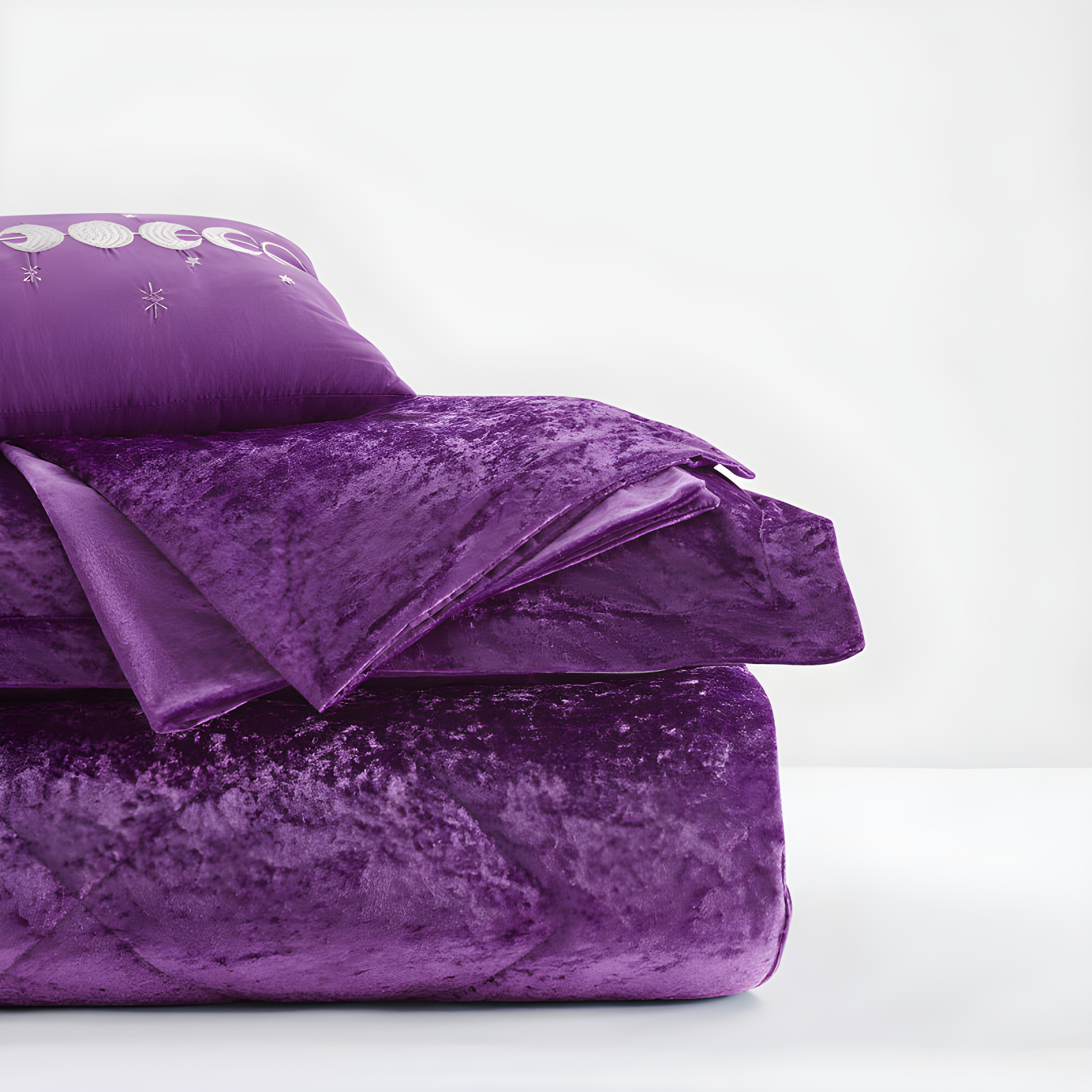 Intelligent Design Felicia Crushed Velvet Comforter Set with Throw Pillow