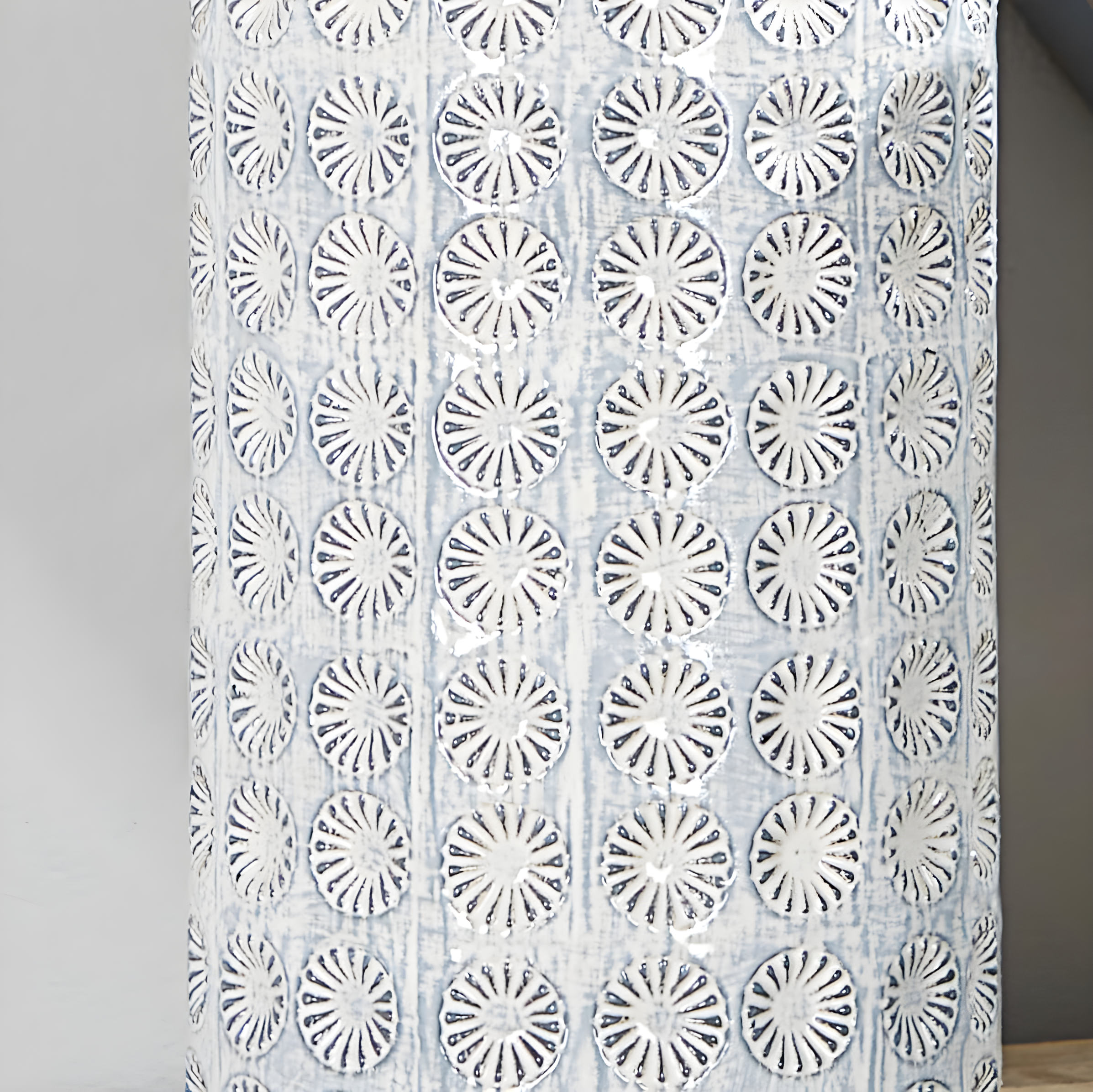 CosmoLiving by Cosmopolitan Porcelain Ceramic Floral Decorative Vase