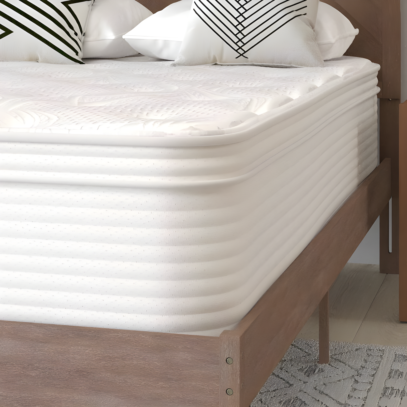 Merrick Lane Queen Size 14" Premium Comfort Euro Top Hybrid Pocket Spring and Memory Foam Mattress in a Box with Reinforced Edge Support