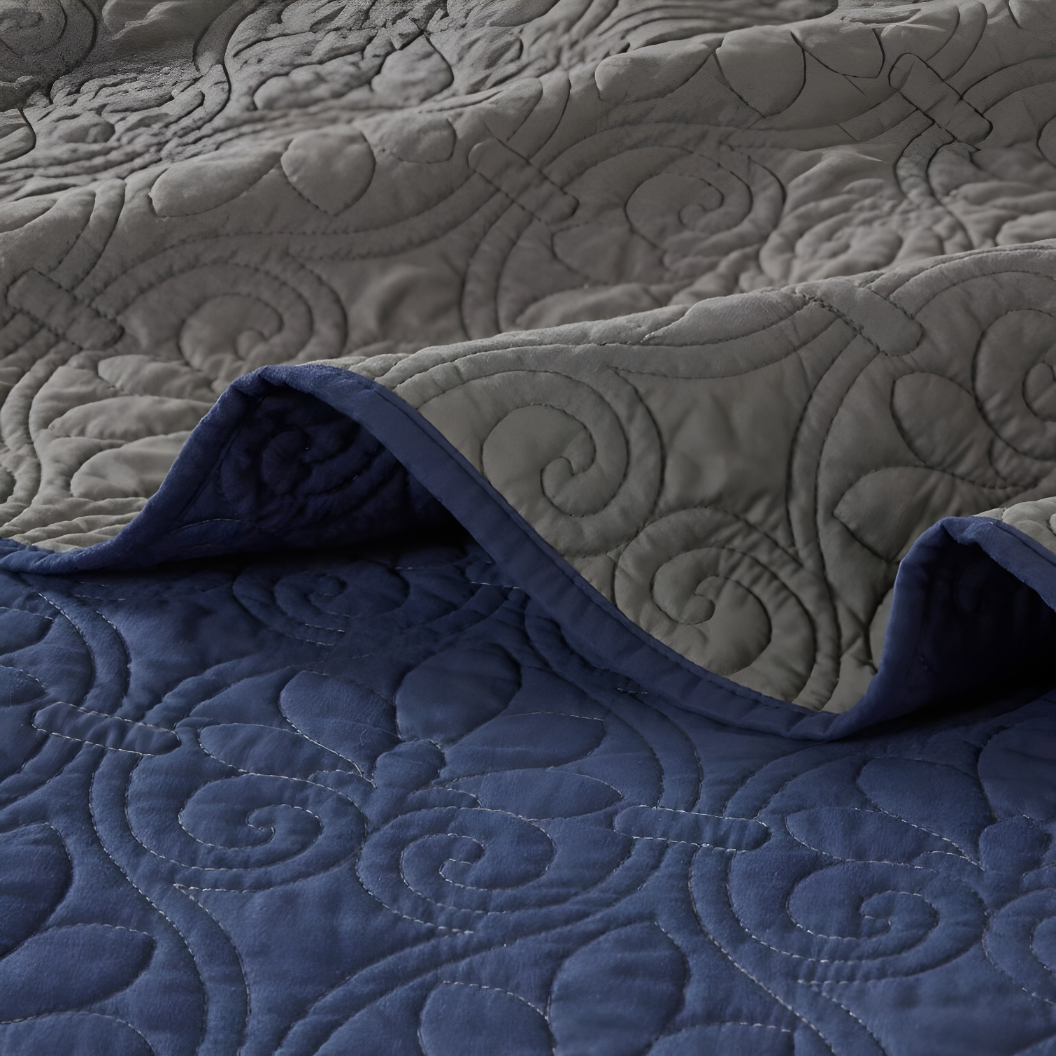 Quebec Reversible Quilt Set