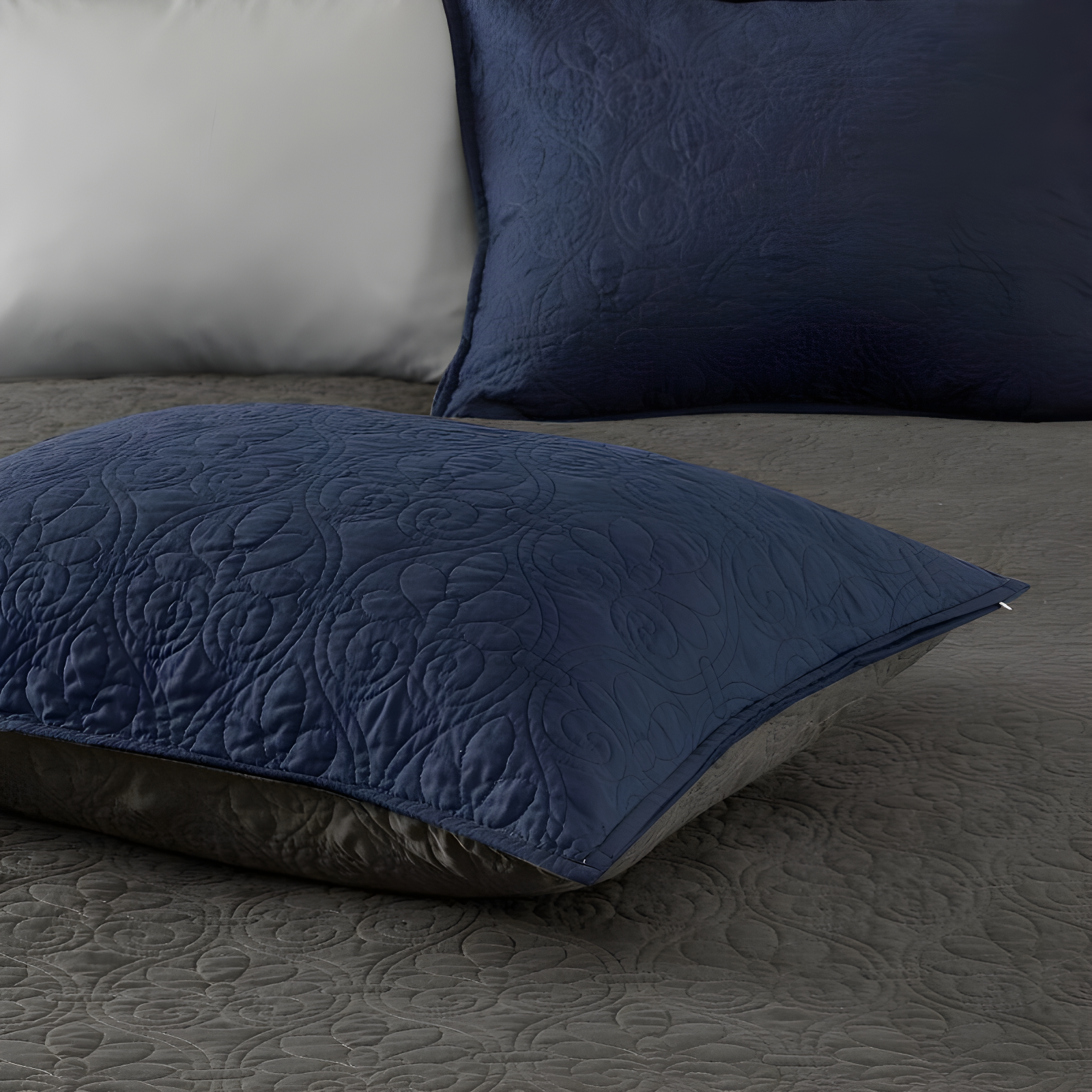 Quebec Reversible Quilt Set