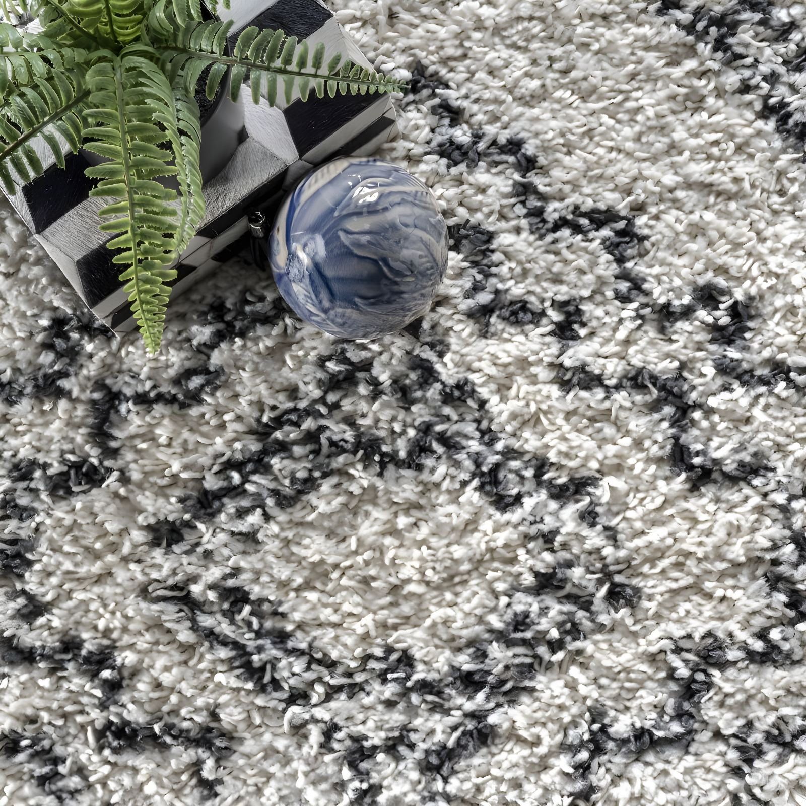 Nuloom Vasiliki Geometric 4x6 Shag Indoor Area Rug for Living Room Bedroom Dining Room Nursery, Off White/Charcoal
