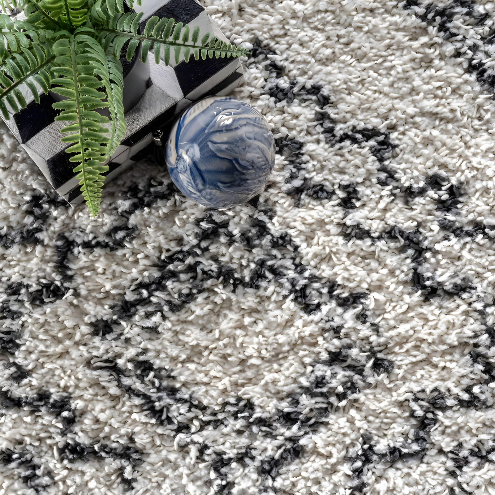 Nuloom Vasiliki Geometric 4x6 Shag Indoor Area Rug for Living Room Bedroom Dining Room Nursery, Off White/Charcoal