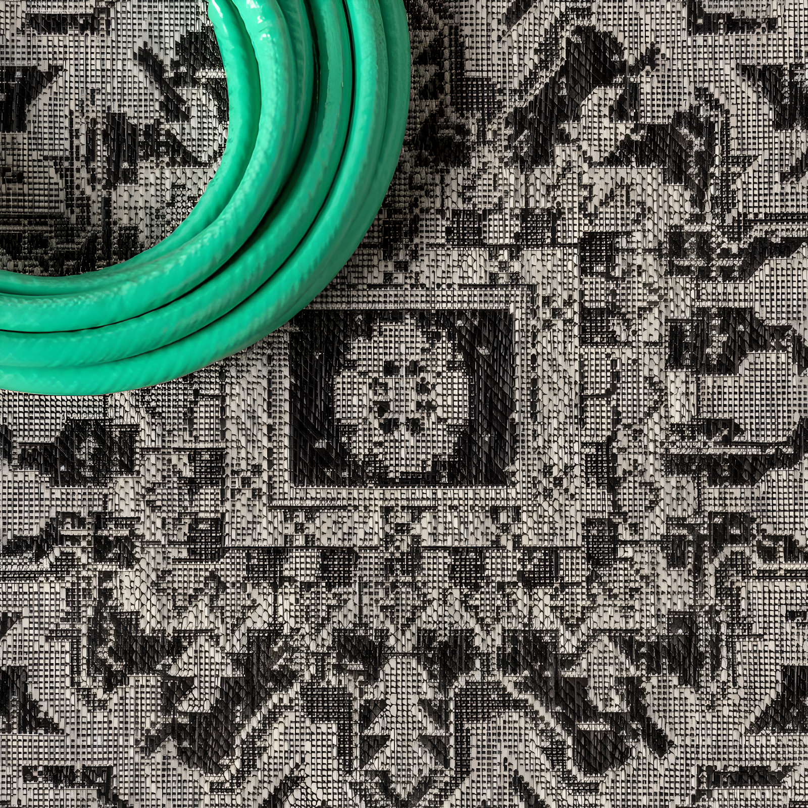5' Round Estrella Bohemian Medallion Textured Weave Indoor/Outdoor Area Rug, Black/Gray - JONATHAN Y