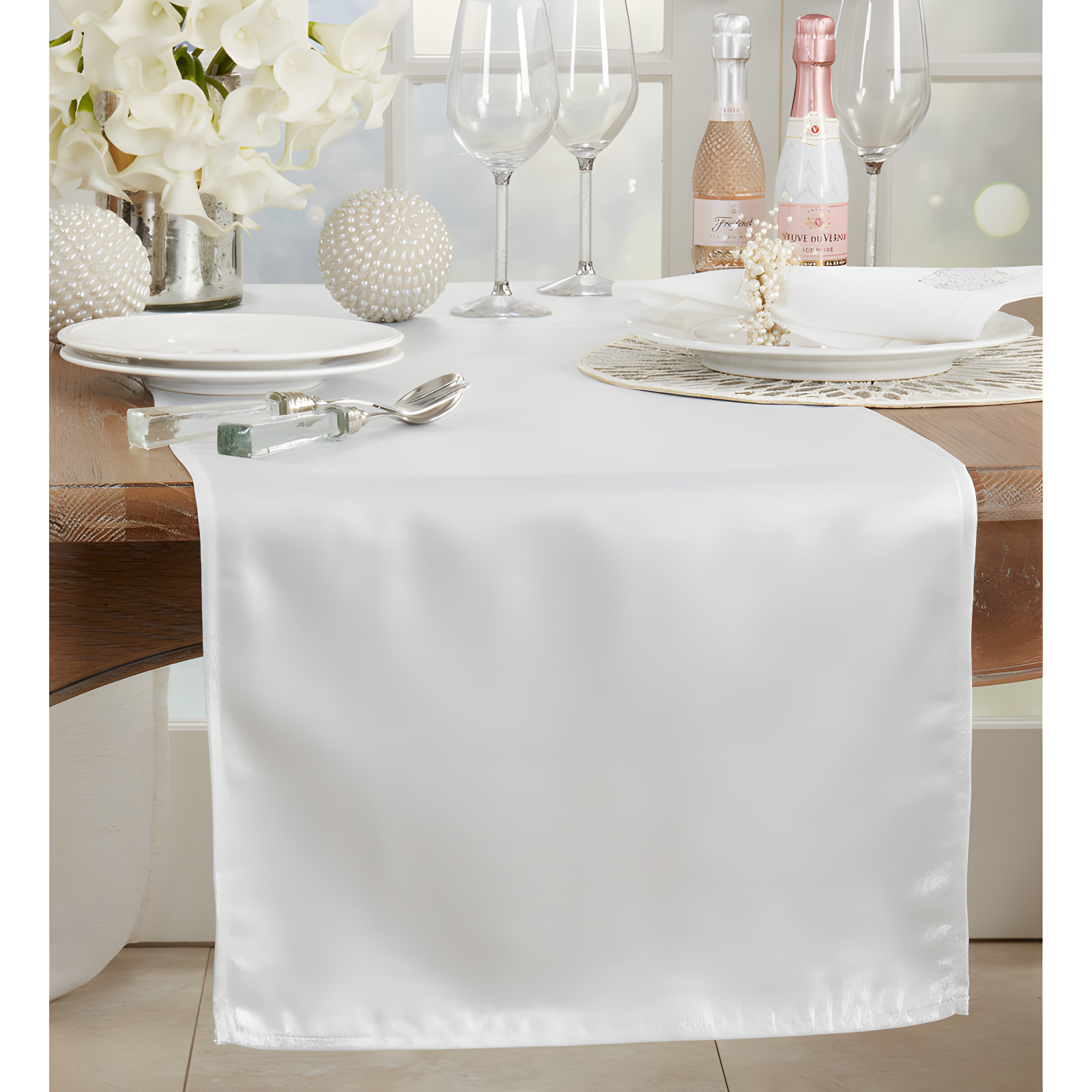 Saro Runner_Table Runner With Shimmering Design