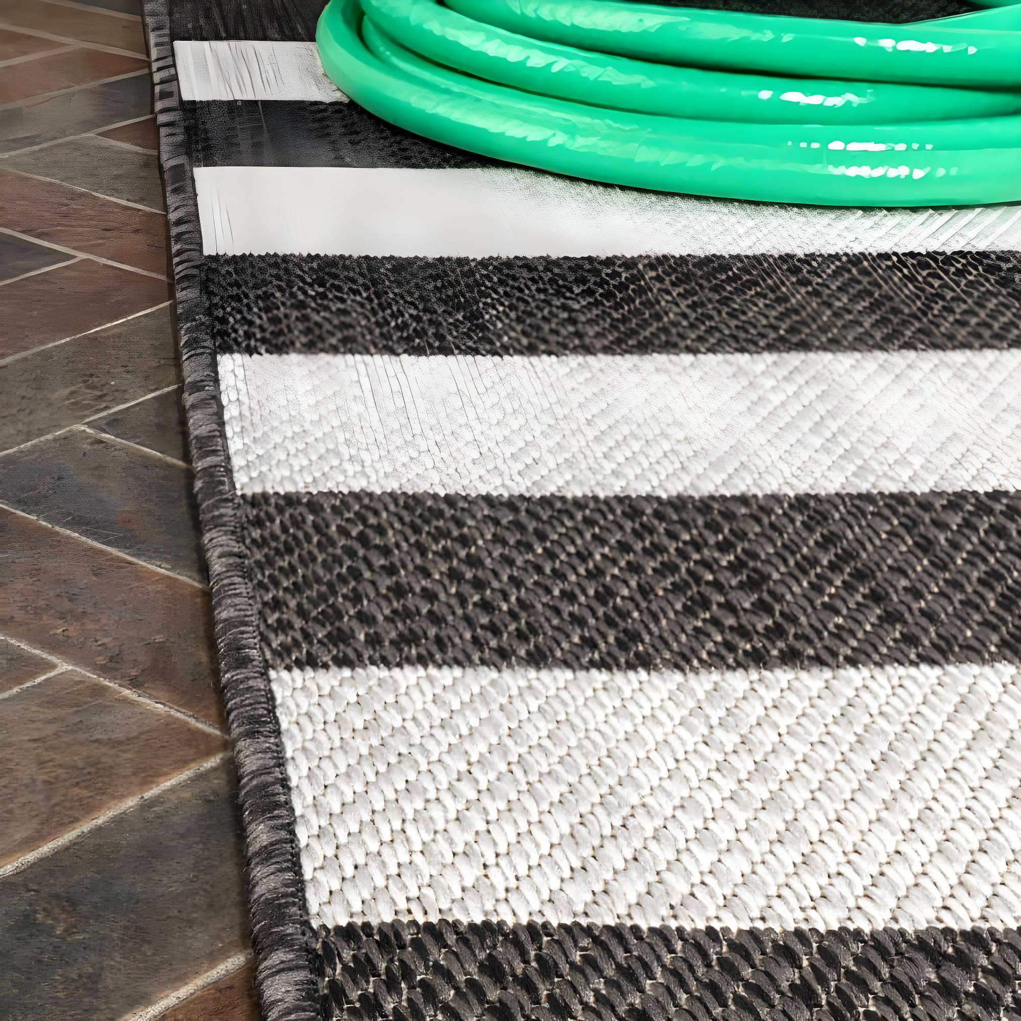 3' x 5' Negril Two-Tone Wide Stripe Indoor/Outdoor Area Rug, Black/Cream - JONATHAN Y