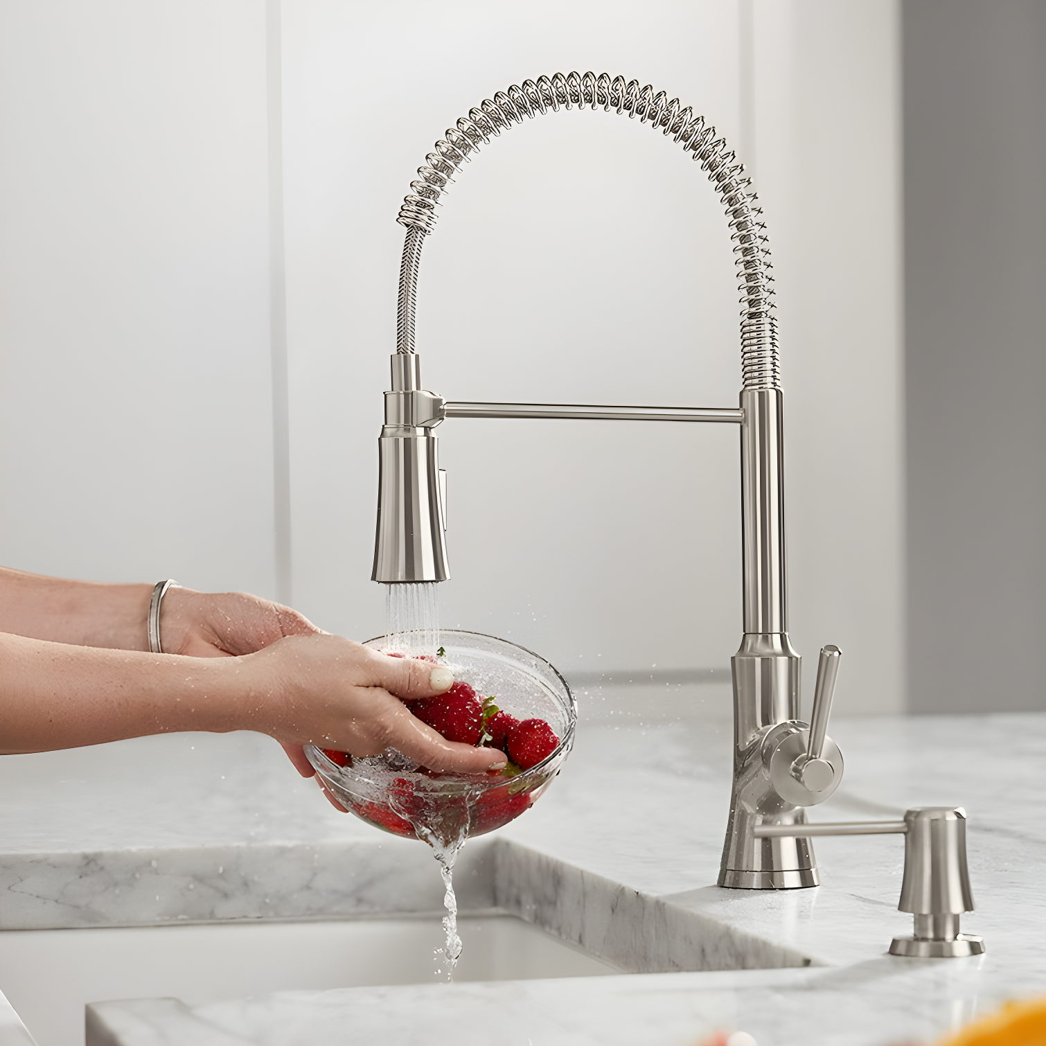 Joleena Pull Out Single Handle Kitchen Faucet
