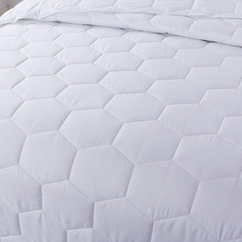 Honeycomb Stitch 18'' White Microfiber Down Alternative Blanket