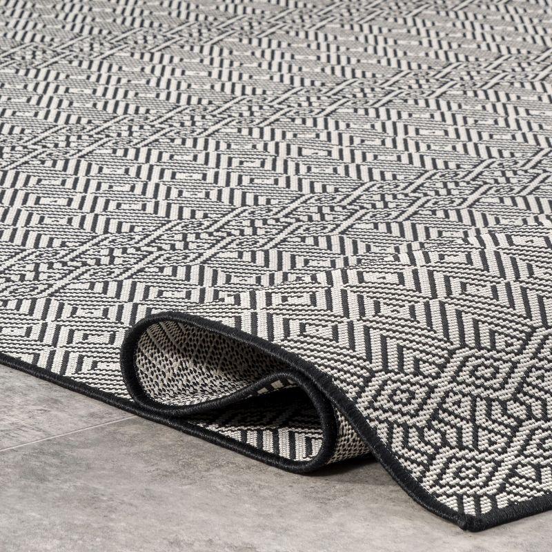 Nuloom Paloma Geometric 7x9 Indoor/Outdoor Area Rug for Living Room Patio Deck Front Porch Kitchen, Black/Ivory