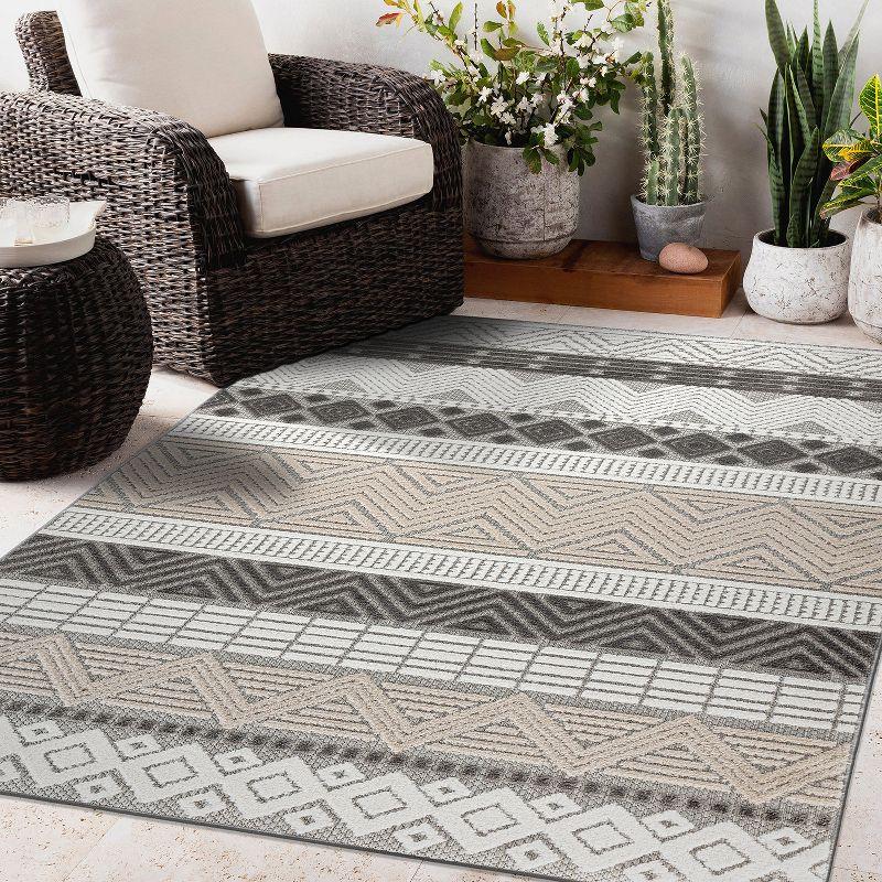 Gray Geometric 5' x 7' Indoor/Outdoor Area Rug