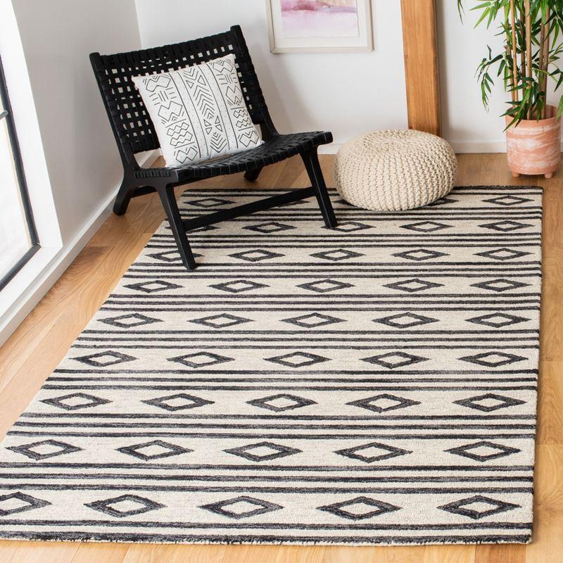 Micro-Loop MLP153 Hand Tufted Indoor Area Rug - Ivory/Charcoal - 4'x6' - Safavieh