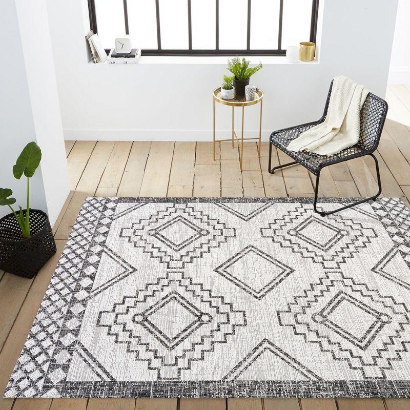 3'x5' Marokko Diamond  Medallion Indoor/Outdoor Area Rug, Ivory/Black - JONATHAN Y
