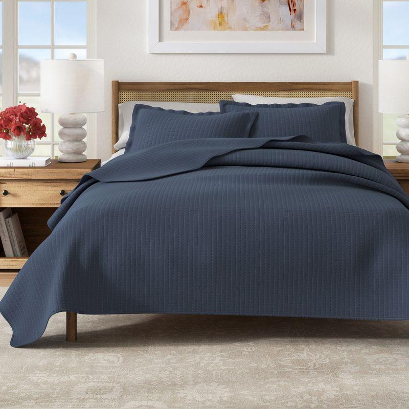 Great Bay Home Detailed Channel Stitch All-Season Reversible Quilt Set With Shams (King, Navy)