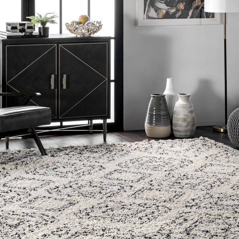 Nuloom Vasiliki Geometric 2x8 Runner Shag Indoor Area Rug for Living Room Bedroom Dining Room Nursery Entryway Hallway, Off White/Charcoal
