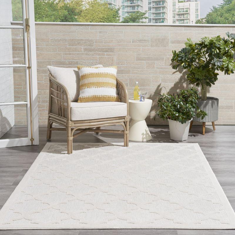 Ivory and White Trellis Synthetic Flat Woven 6' x 9' Rug