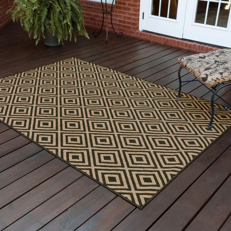 Oriental Weavers Marina 2335K Black/ Tan Indoor/Outdoor Area Rug - 5'3" x 7'6"
