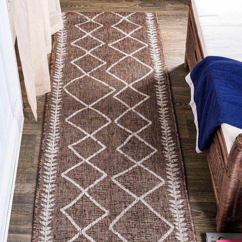 Ivory and Brown Diamond Trellis Indoor/Outdoor Rug