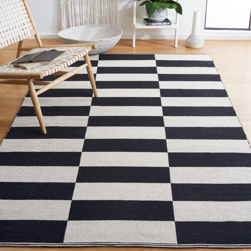 Coastal Charm Handwoven Black and Ivory Cotton Area Rug - 5'x8'