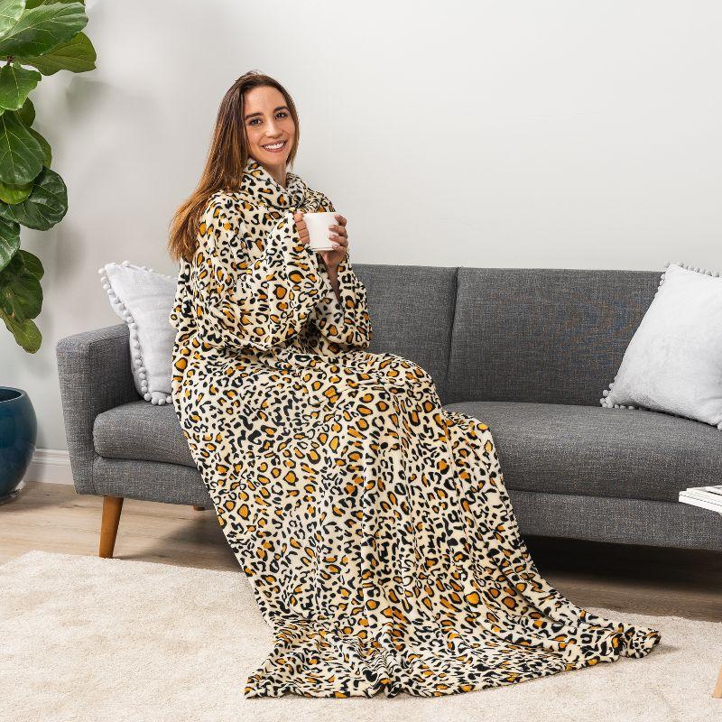 PAVILIA Fleece Wearable Blanket with Sleeves, Warm Cozy Soft Functional Lightweight Sleeved Throw Adults Men Women, Cheetah/Regular Pocket