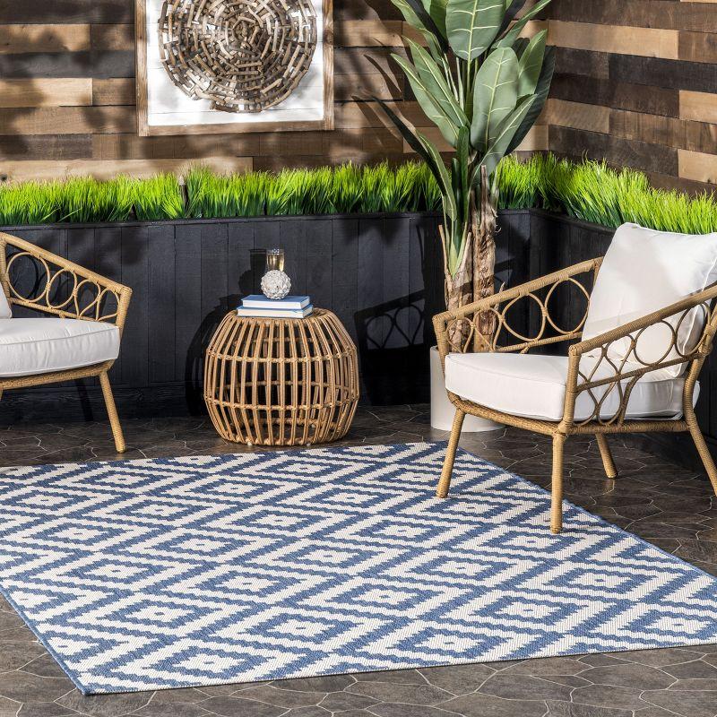 Nuloom Marybelle Geometric 5x8 Indoor/Outdoor Area Rug for Living Room Patio Deck Front Porch Kitchen, Blue/Ivory