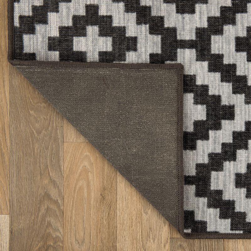 Modern Gray Geometric 5' x 7' Synthetic Indoor/Outdoor Rug