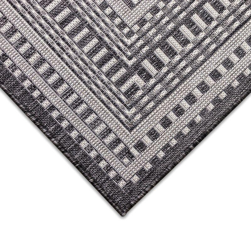 Liora Manne Malibu Etched Border Indoor/Outdoor Rug Charcoal 1'11" x 7'6"