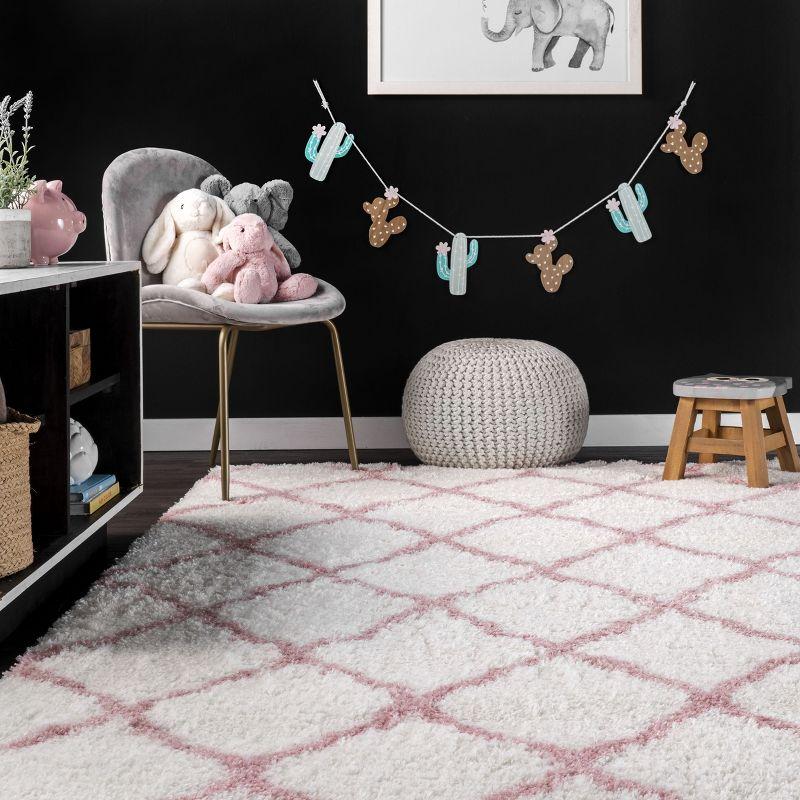 Nuloom Nelda Trellis 5x8 Shag Indoor Area Rug for Living Room Bedroom Dining Room Nursery, Baby Pink/White
