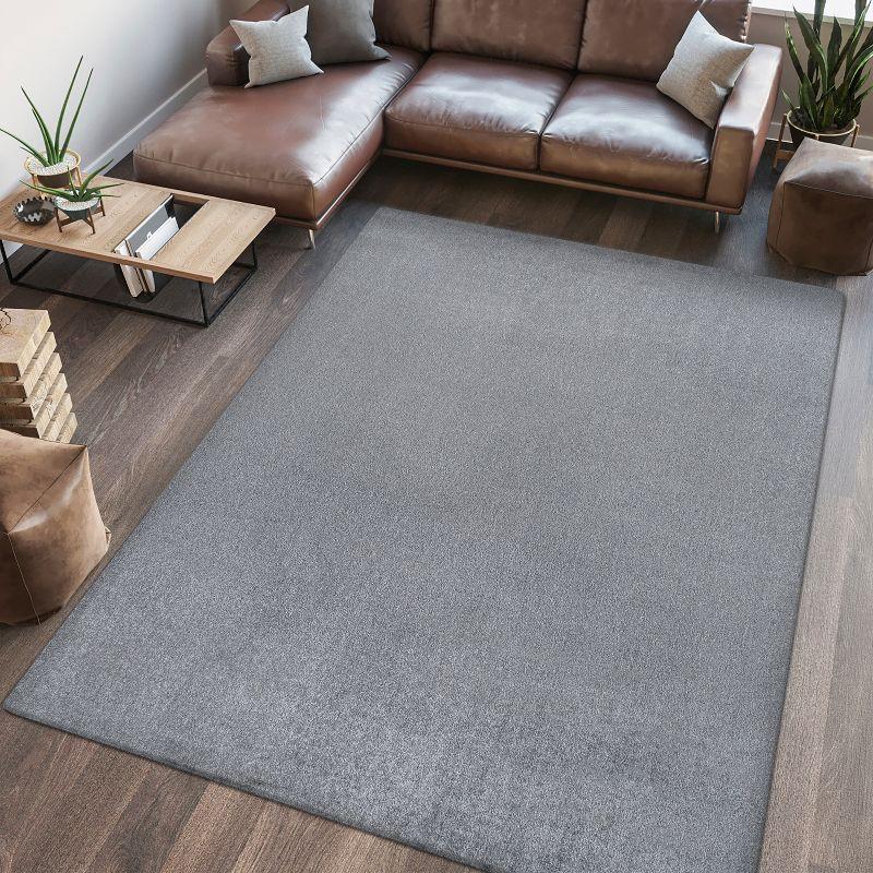 JONATHAN Y Twyla Classic Solid Low-Pile Machine-Washable Gray 4 ft. x 6 ft. Area Rug