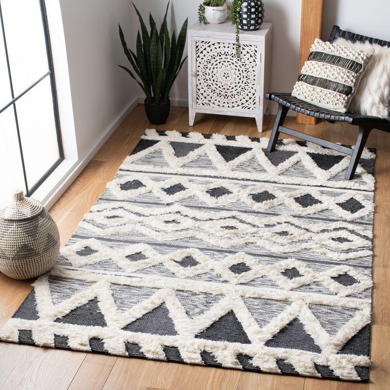 Ivory and Black Hand-Tufted Wool 4' x 6' Rug