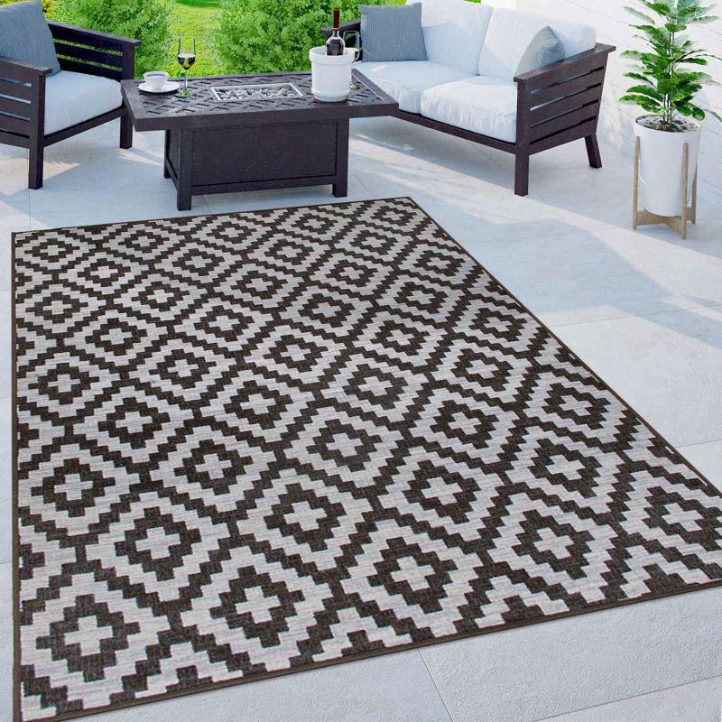 Modern Gray Geometric 5' x 7' Synthetic Indoor/Outdoor Rug