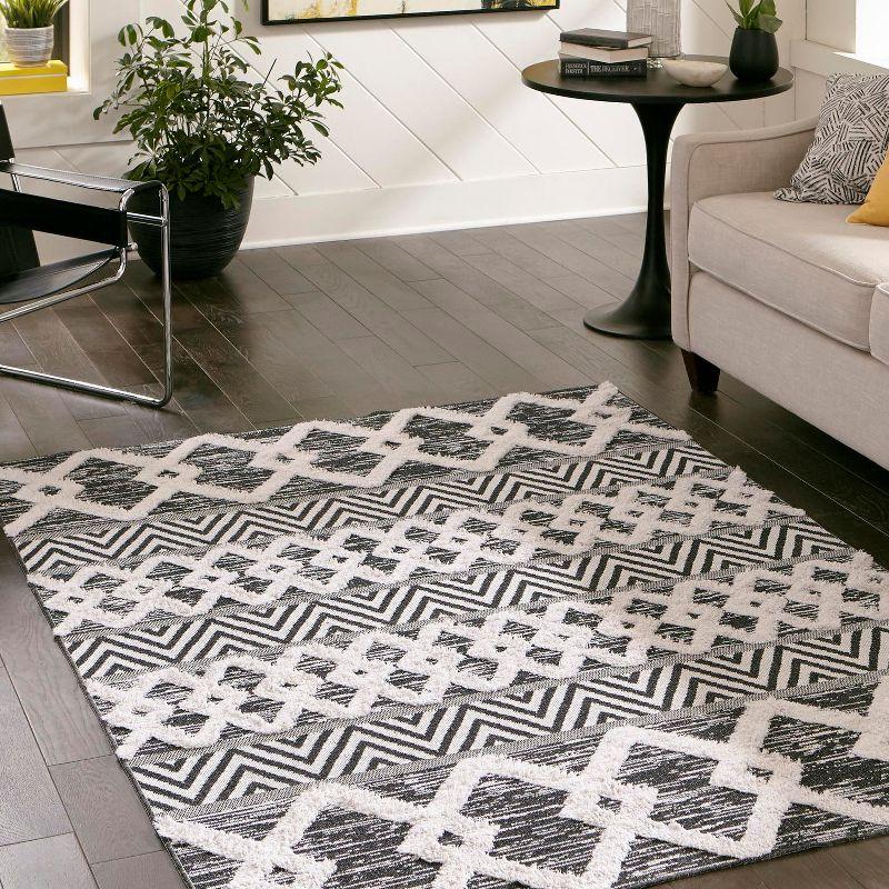 Casa Black and Ivory Geometric Cotton 4'5" x 6' Area Rug