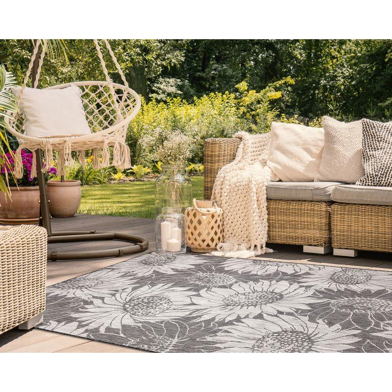 Elegant Black Sunflower Field Round Indoor/Outdoor Rug