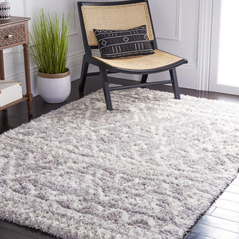 Ivory Elegance 59" Round Tufted Wool & Synthetic Shag Rug