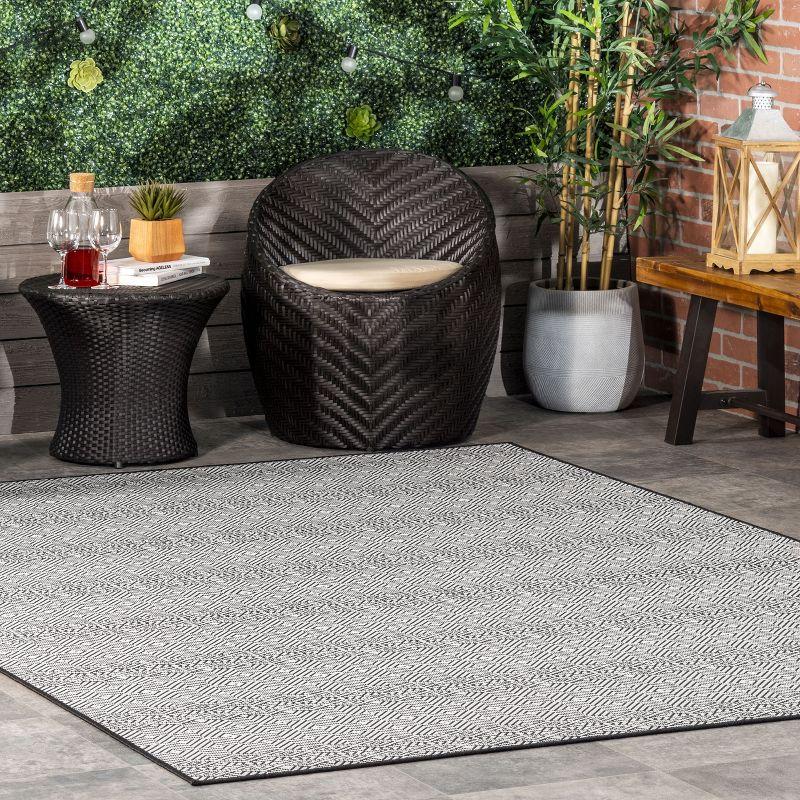 Nuloom Paloma Geometric 7x9 Indoor/Outdoor Area Rug for Living Room Patio Deck Front Porch Kitchen, Black/Ivory