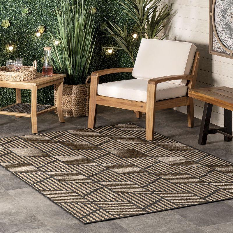 Nuloom Leona Geometric 4x6 Indoor/Outdoor Area Rug for Living Room Patio Deck Front Porch Kitchen, Charcoal/Ivory