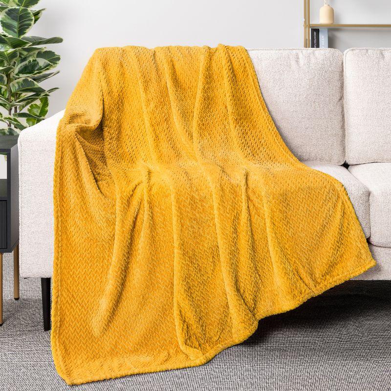 PAVILIA Lightweight Fleece Throw Blanket for Couch, Soft Warm Flannel Blankets for Bed