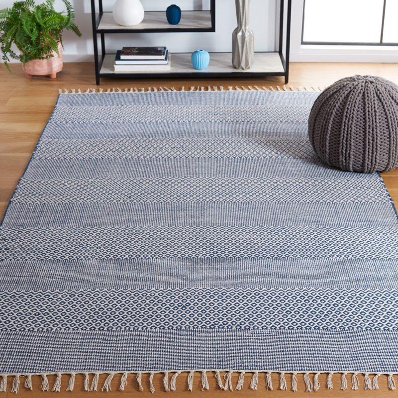 Montauk MTK330 Hand Woven Indoor Accent Rug - Ivory/Navy - 4'x4' - Safavieh