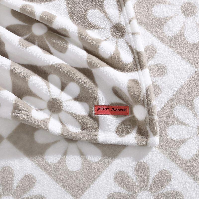 Betsey Johnson Daisy Check Beige 50" X 70" Throw Blanket