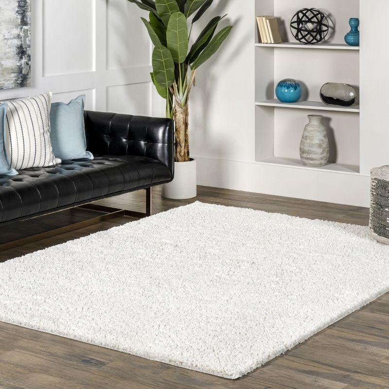 Plush Rectangular Reversible White Shag Rug, 6'7" x 9'