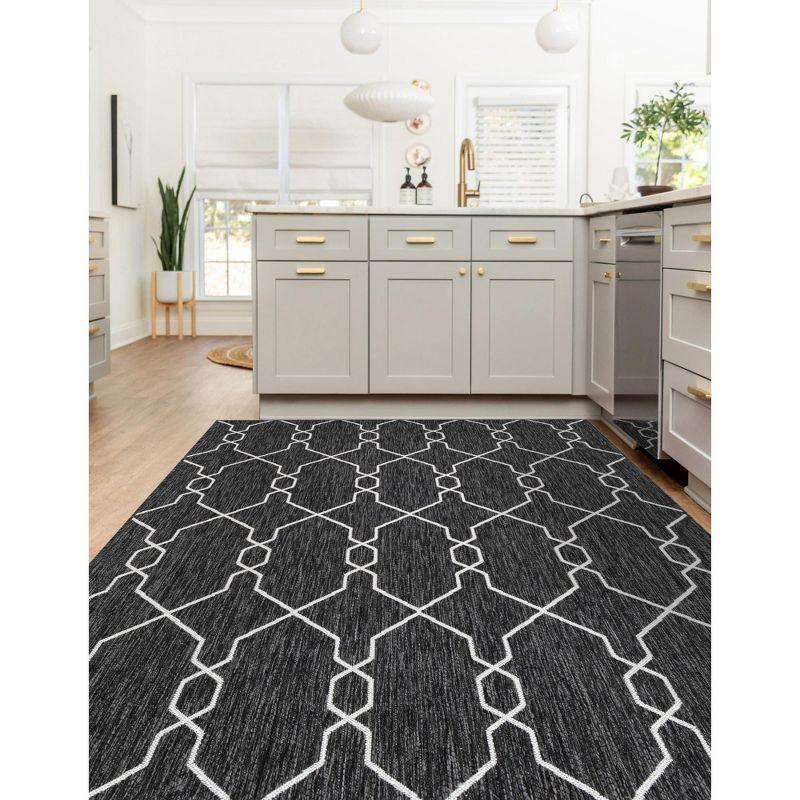 Charcoal and Ivory Trellis Outdoor Flatweave Rug 4' x 6'