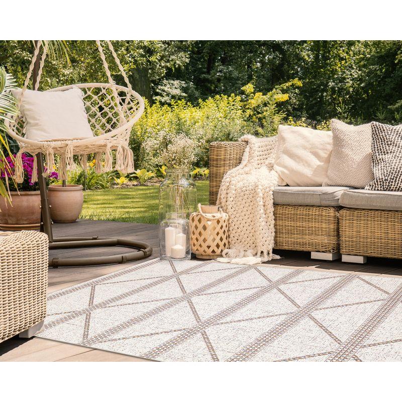 Liora Manne Avena Diamond Stripe Indoor/Outdoor Rug Ivory 3'3" x 4'11"