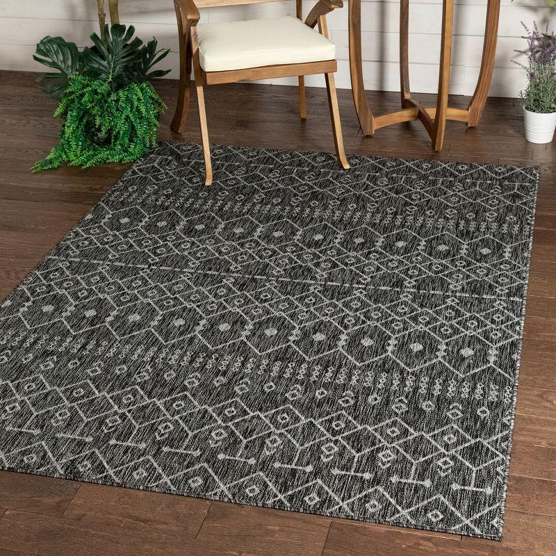 Nors Dark Grey Indoor/Outdoor Flat-Weave Pile Nordic Lattice Pattern Area Rug (6'7" x 9'3")