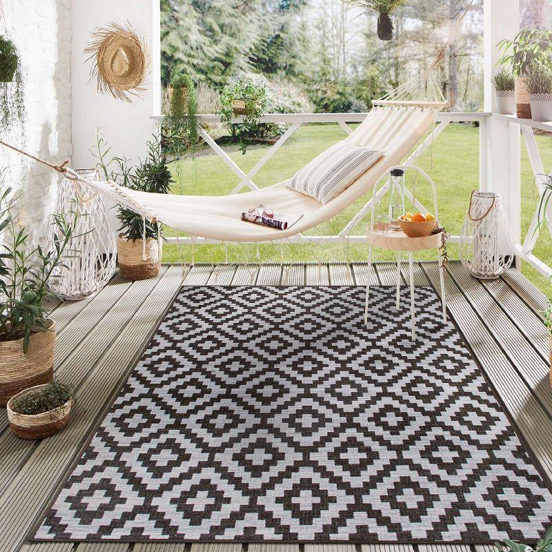 Modern Gray Geometric 5' x 7' Synthetic Indoor/Outdoor Rug