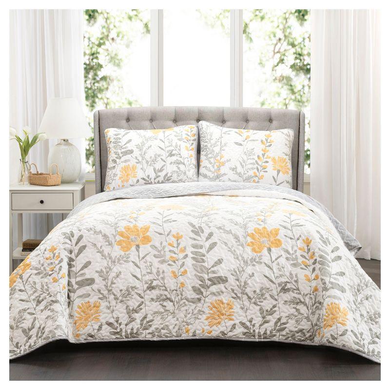 Torre & Tagus Aprile Traditional Floral Quilt Set